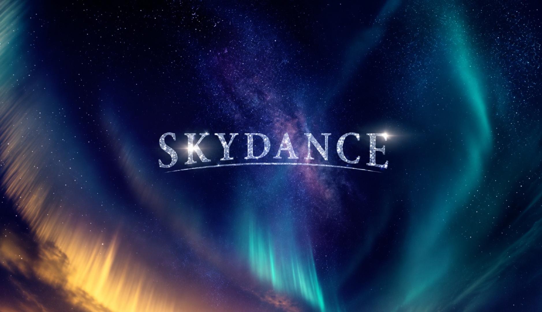 Logotipo de Skydance sobre un cielo con estrellas y auroras boreales