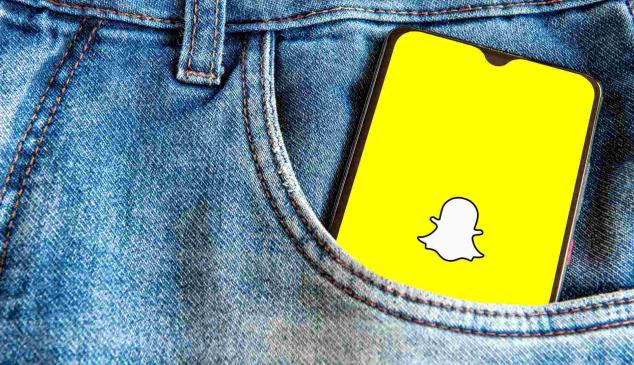 Móvil con Snapchar en el bolsillo de un pantalón vaquero