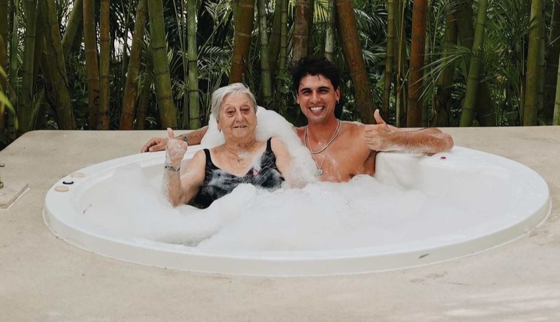 Daniel Illescas y su abuela en el Caribe