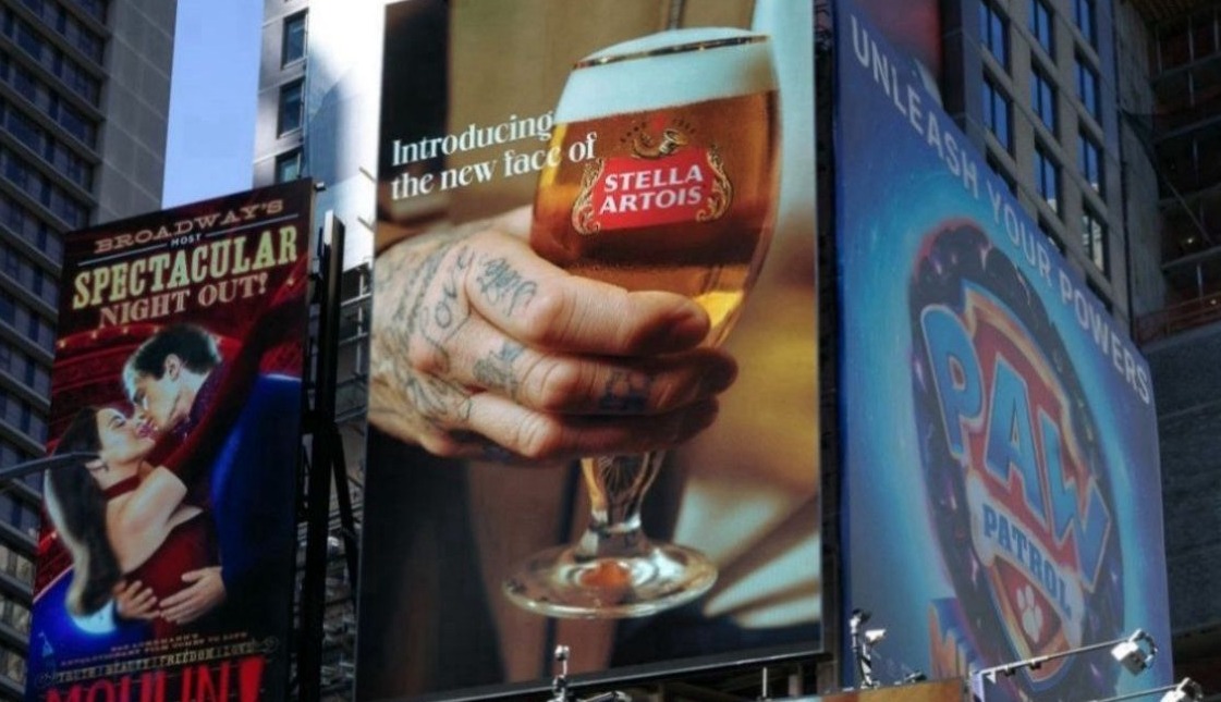 mano de david beckham sosteniendo una cerveza