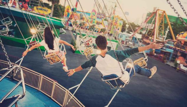 Dos personas disfrutan de una atracción en un parque temático