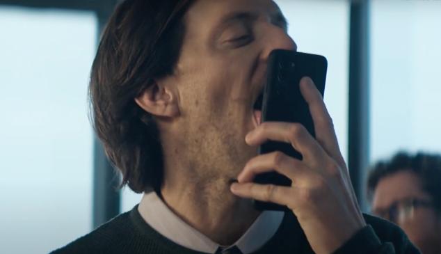 un hombre chupando con la lengua la pantalla del móvil