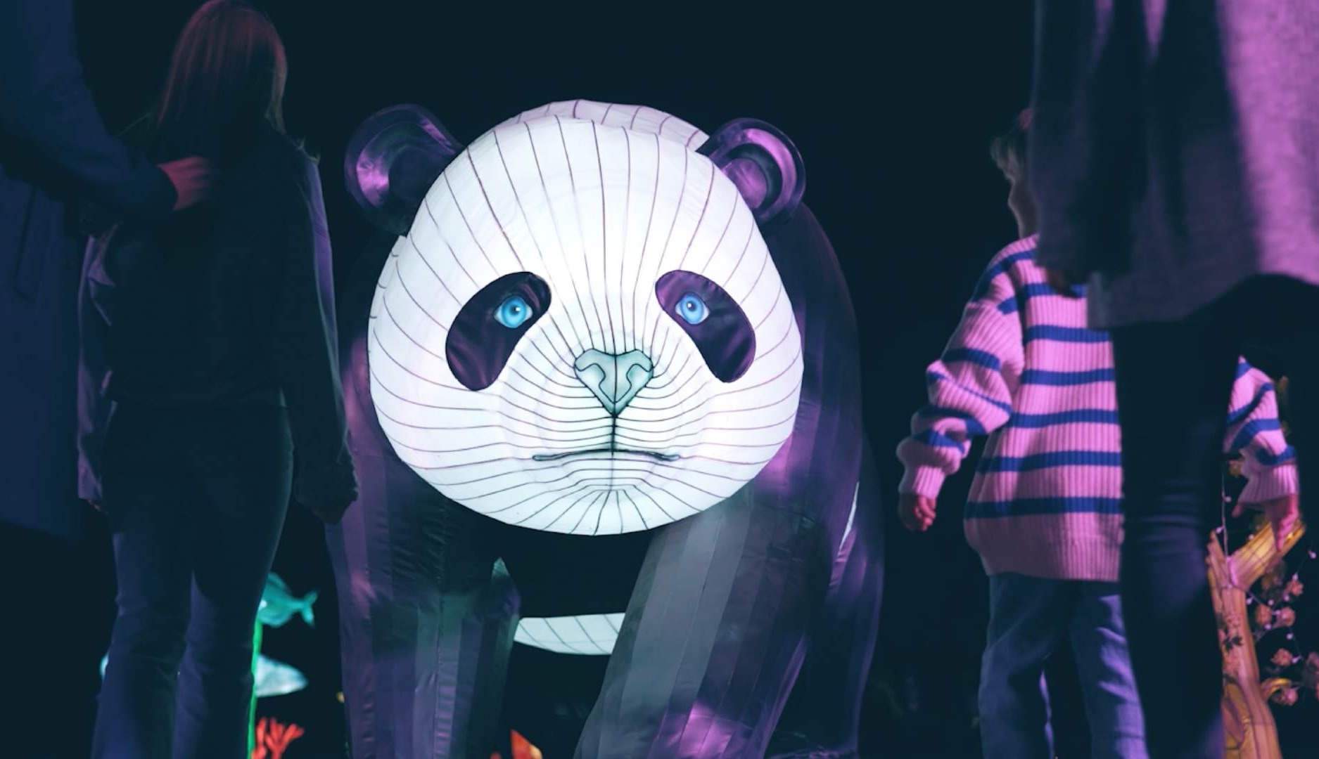 Figura de un oso panda iluminada