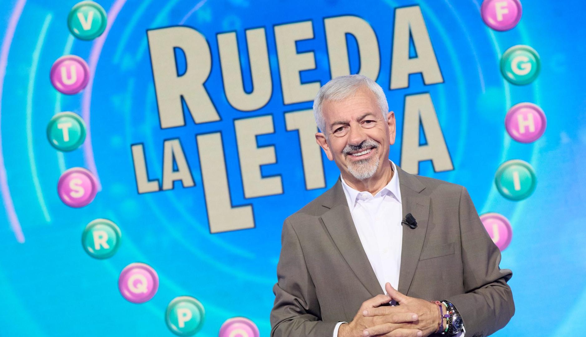 Carlos Sobera con el cartel de "Rueda la letra"