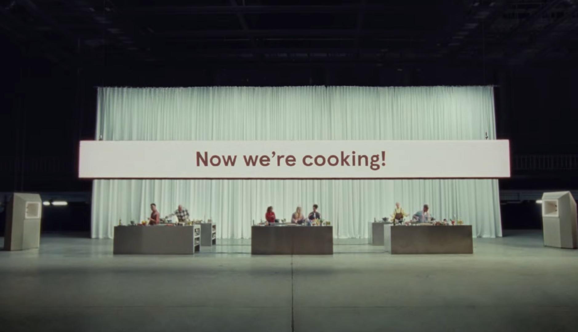 Personas cocinando en un escenario