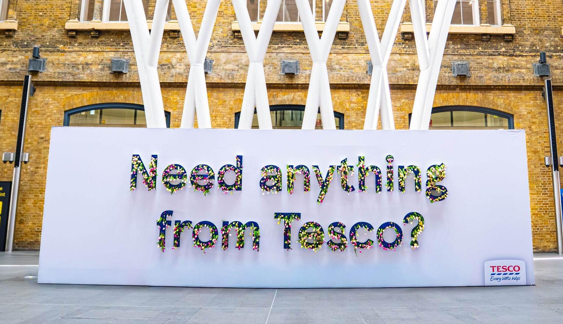 Valla publicitaria de Tesco con tulipanes