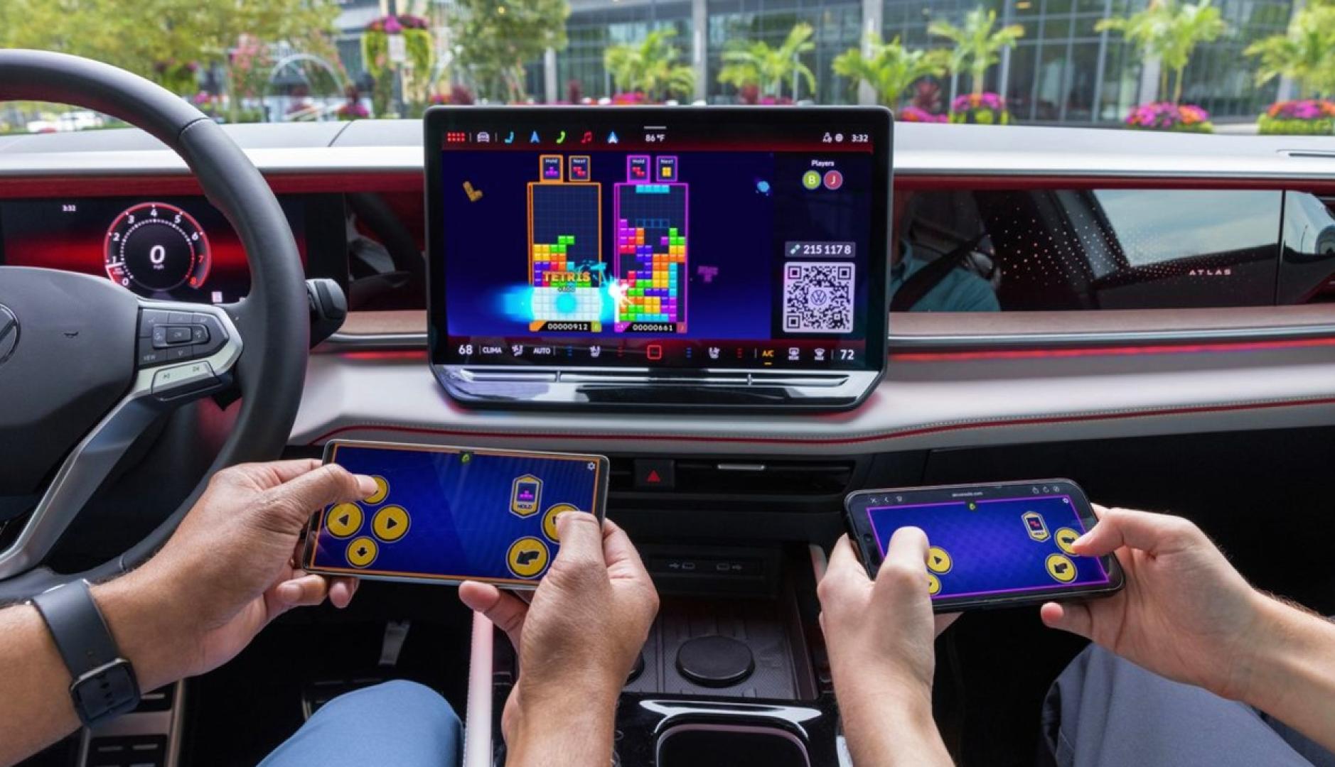 Dos personas jugando al tetris dentro del coche