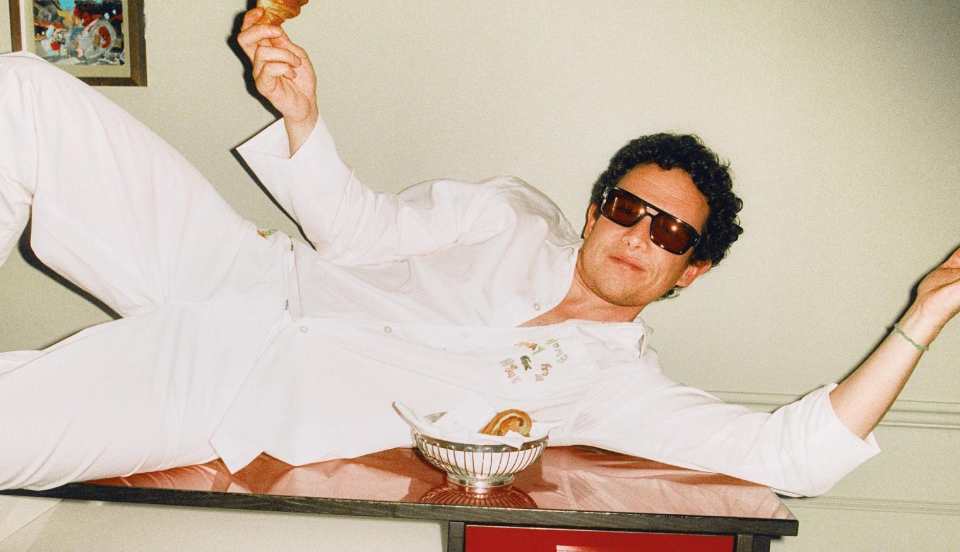 Michael McGregor luciendo un pijama de Lacoste x The Hoxton