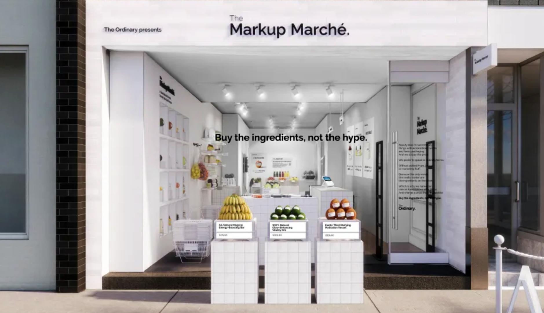 La entrada al supermercado ficticio con fruta y verdura en la entrada