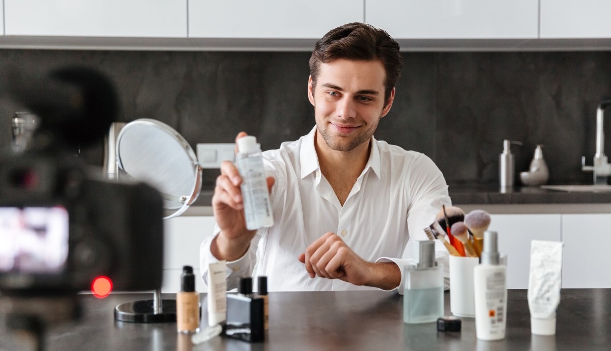 un chico vendiendo cosmética