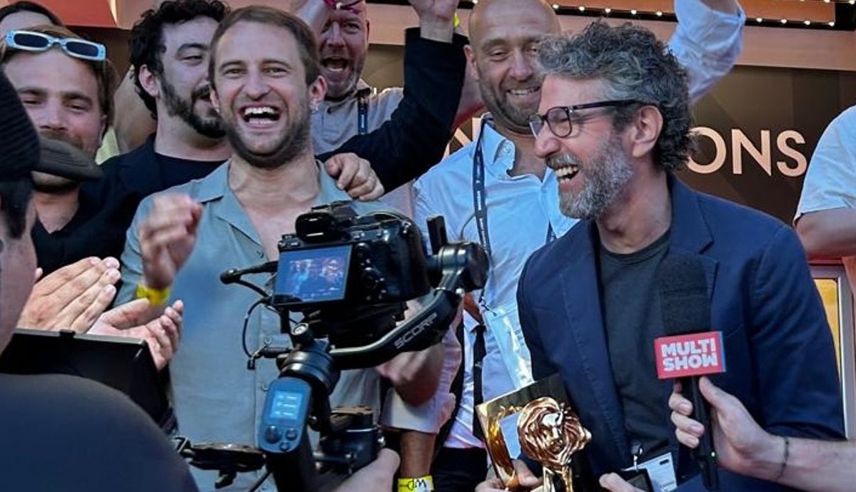 tomas ostiglia en la escalera del palais de cannes con su grand prix