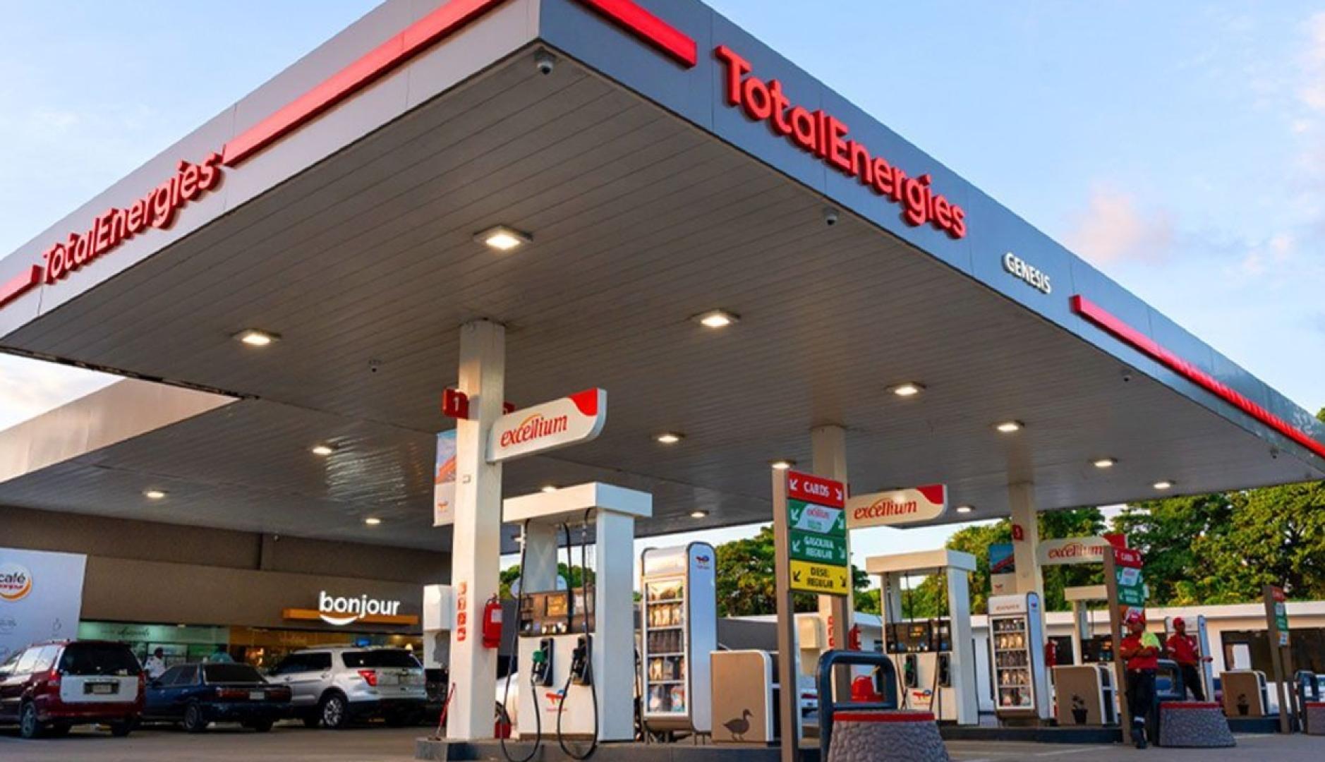 Una corte francesa condena a TotalEnergies por greenwashing Una estación de servicio de Total Energies