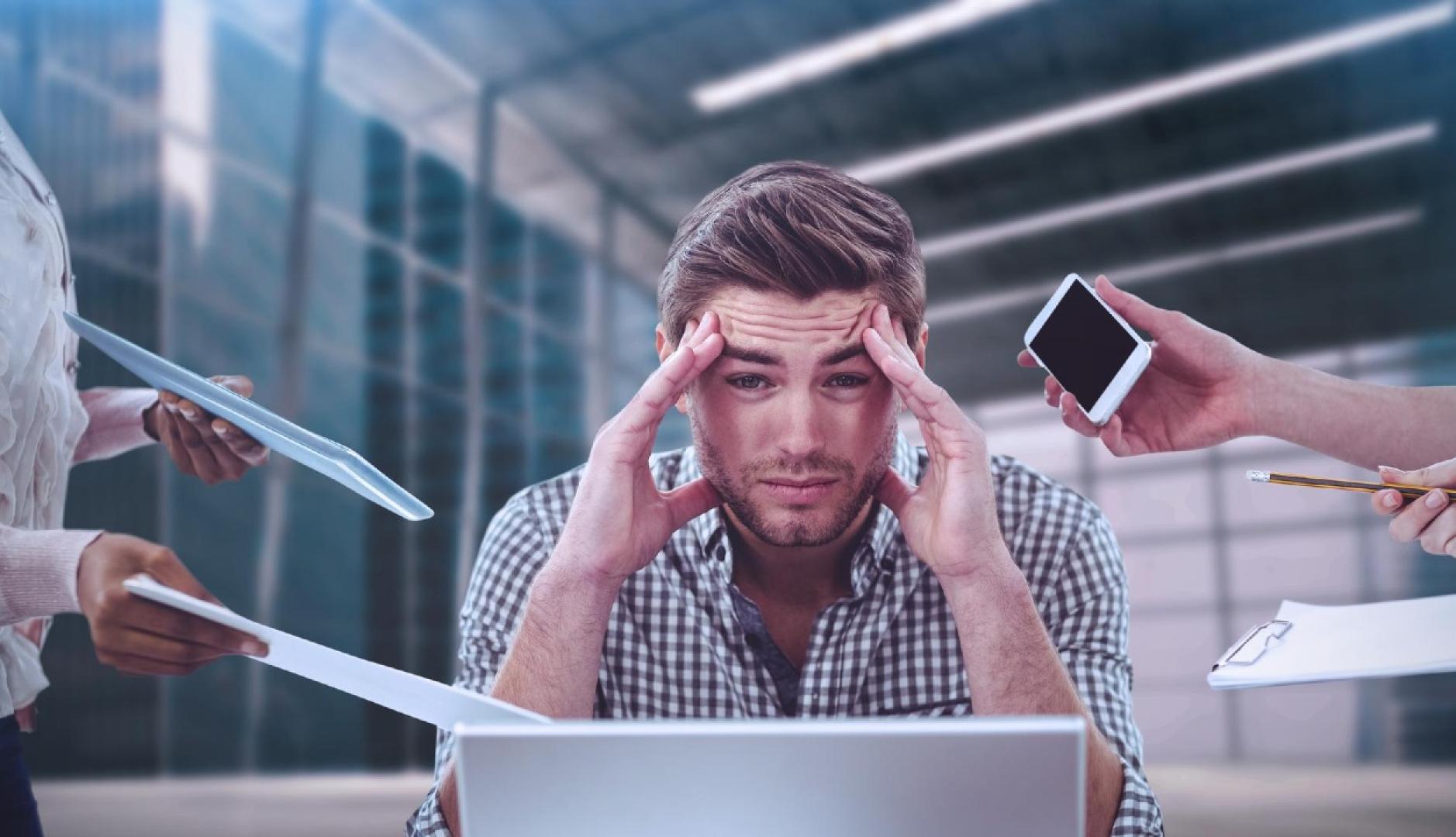 Un chico estresado rodeados de manos que le piden que haga tareas de trabajo