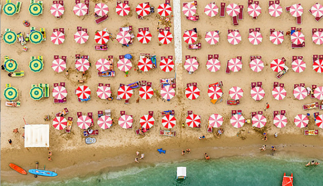 turismo-internacional-sombrillas-playa
