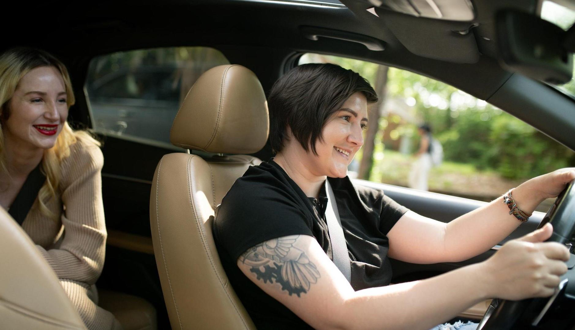 Mujer conduciendo un Uber