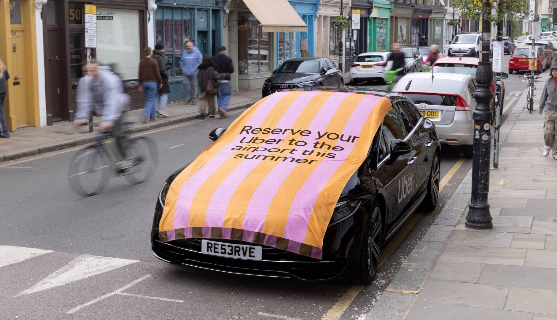 Coche Uber cubierto con una taolla