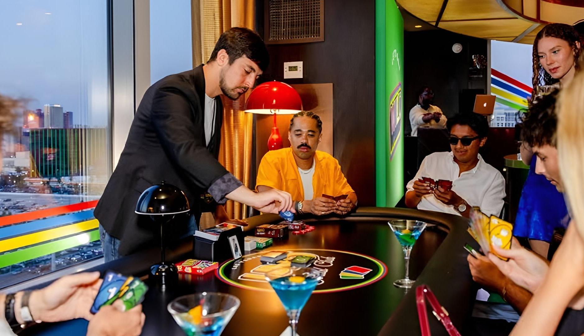Grupo de personas juega a Uno en un casino de Las Vegas