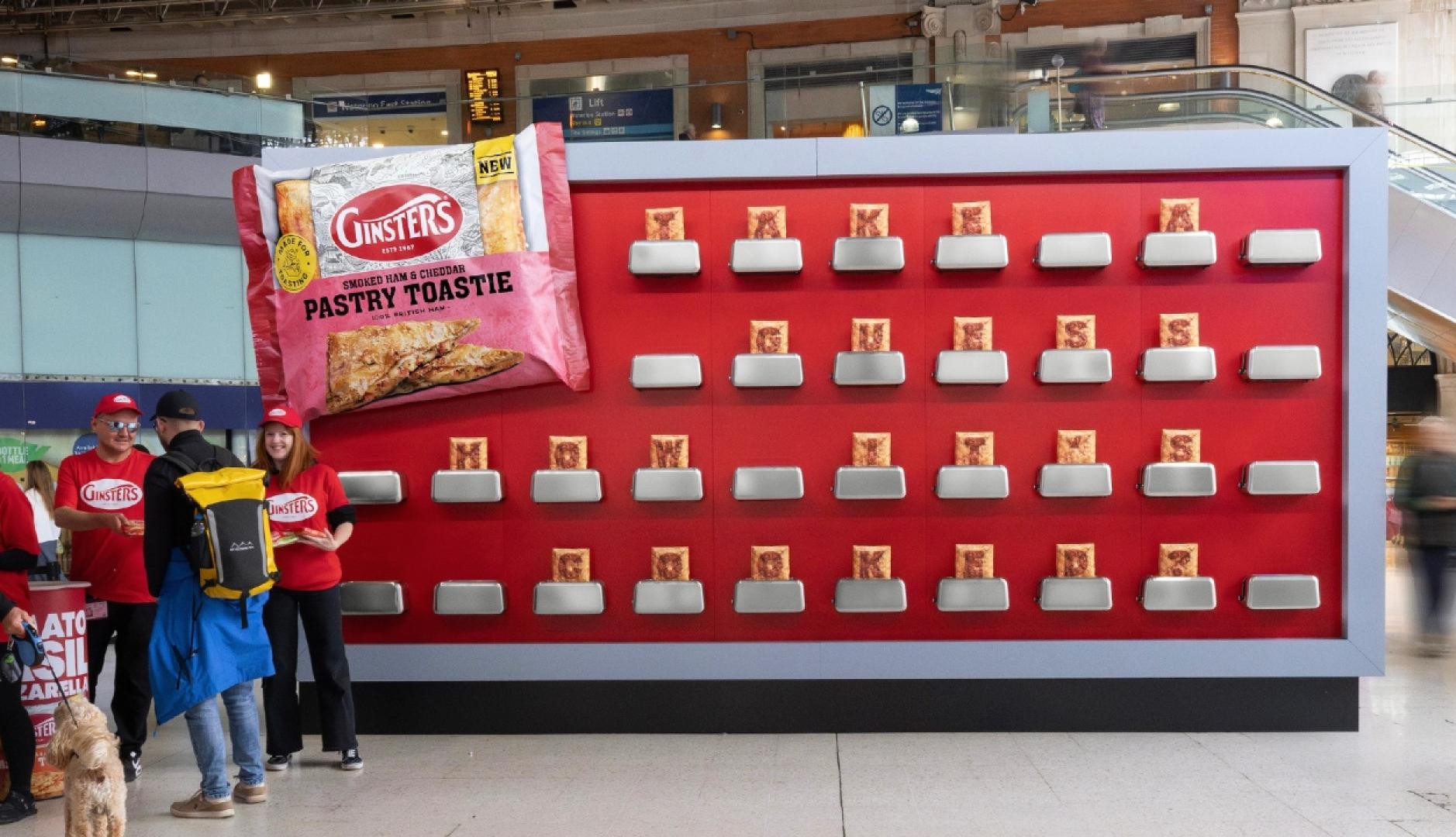 Una valla de publicidad con fondo rojo y decenas de tostadoras colocadas encima