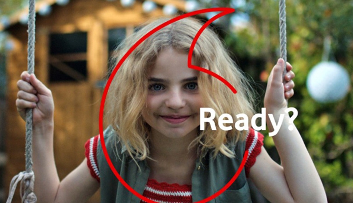 niña de vodafone one con el texto "ready?"