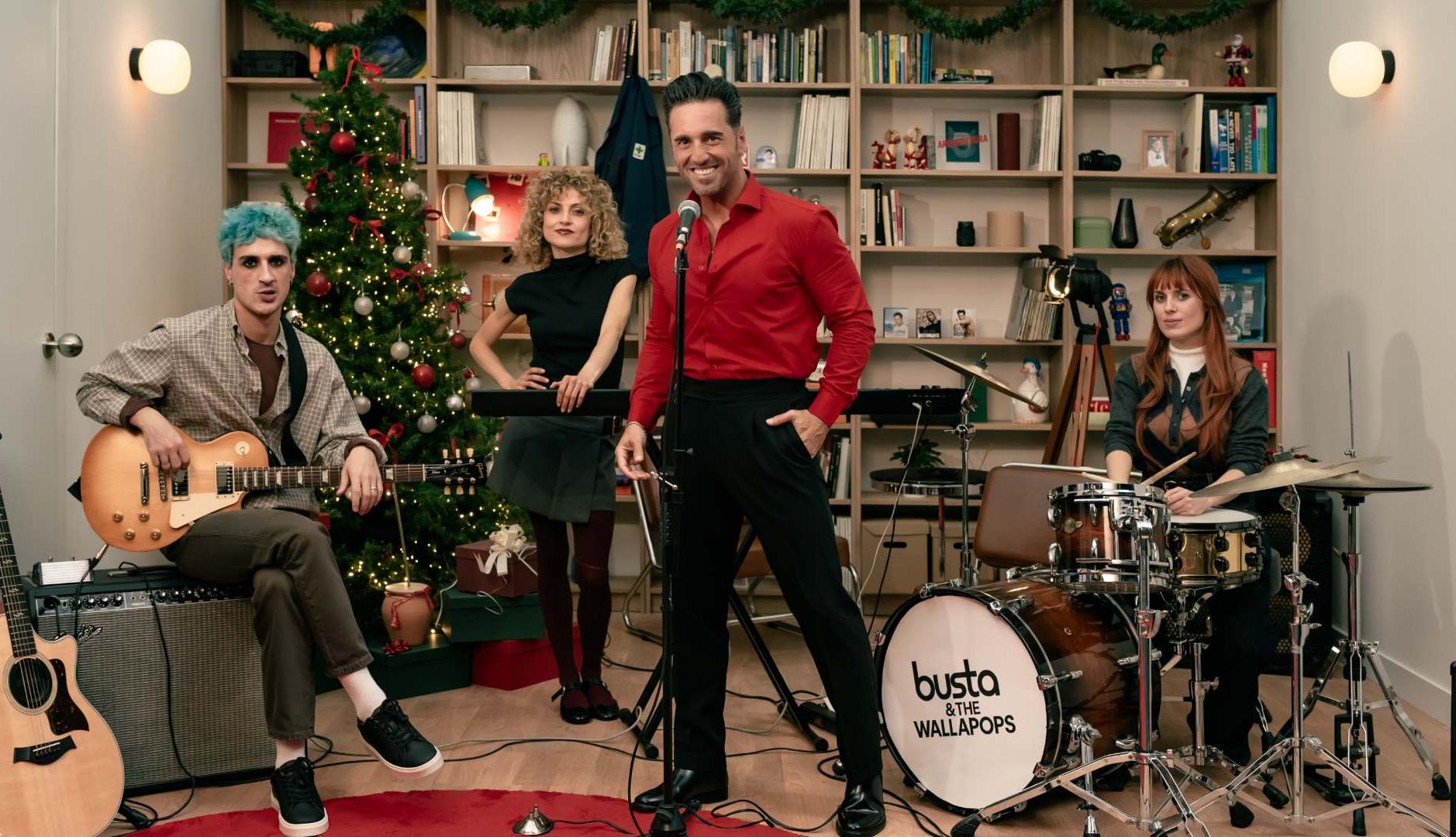 David Bustamante con una banda en el anuncio de Navidad de Wallapop