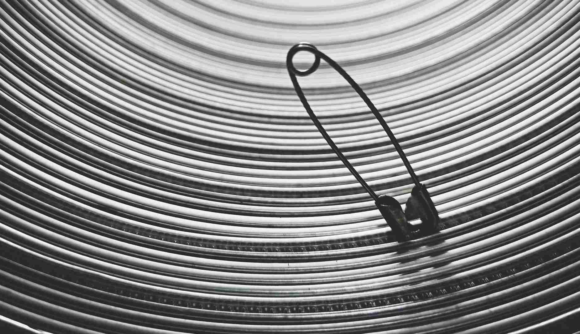 Imagen de un imperdible en blanco y negro