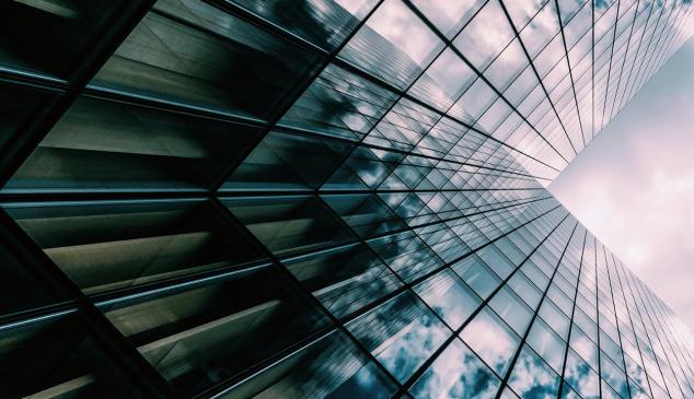 Reflejo de las nubes en las ventanas de un edificio acristalado