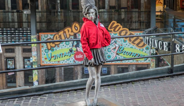 amywhinehouse-abrigo-rojo