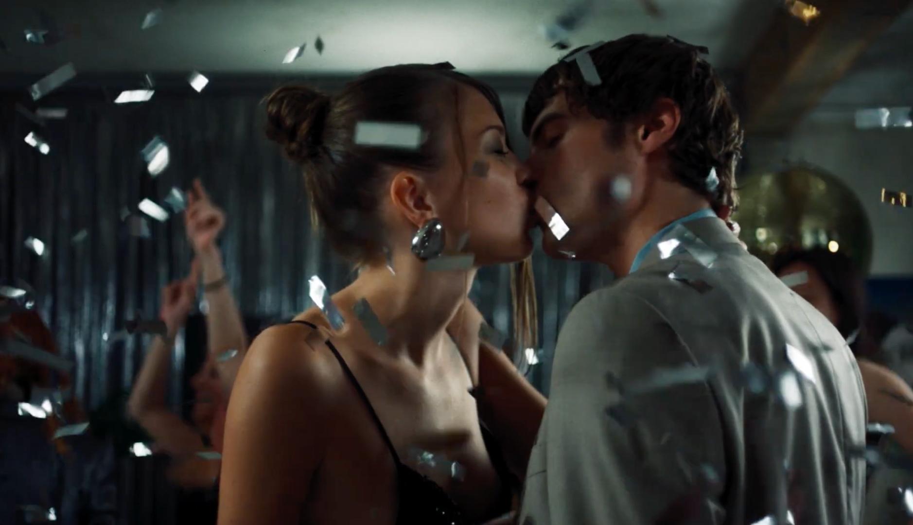 Una pareja besándose en una fiesta