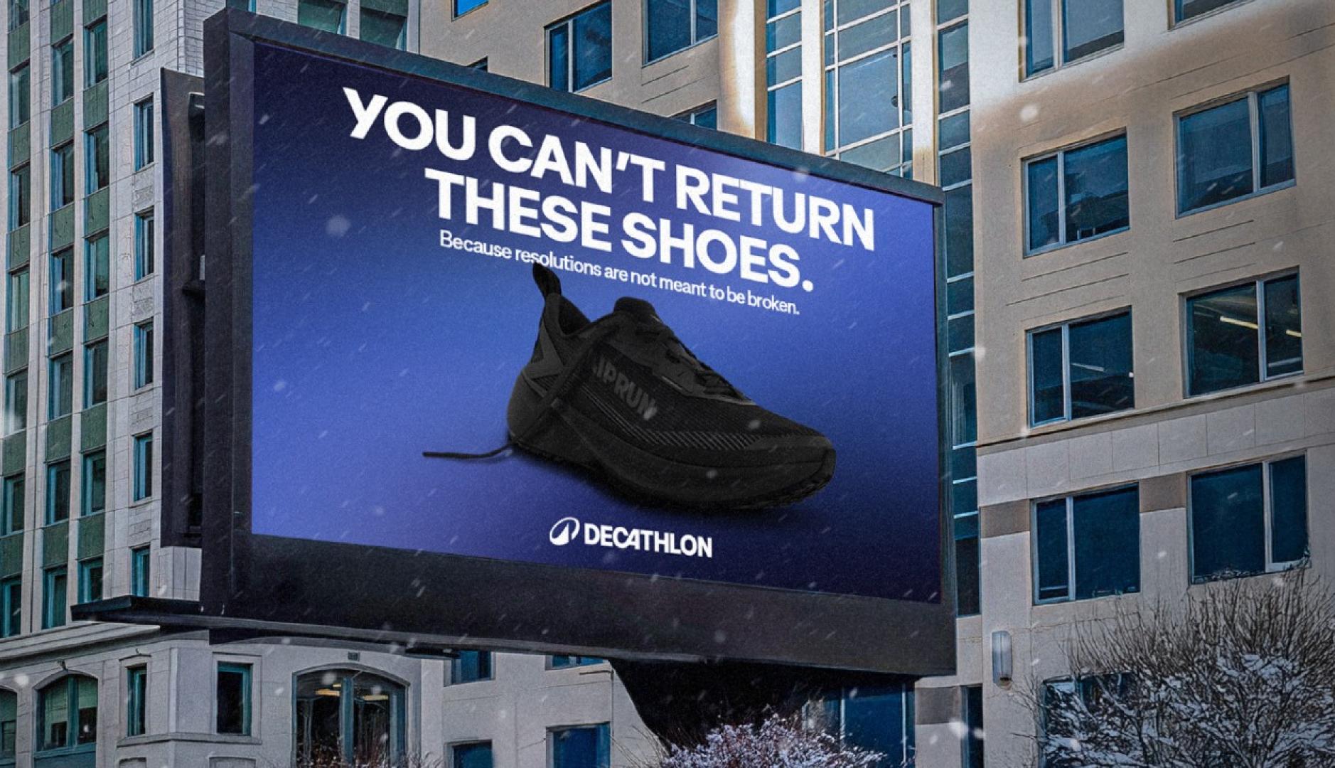 Una valla de publicidad exterior mostrando la zapatilla de Decathlon que no se puede devolver
