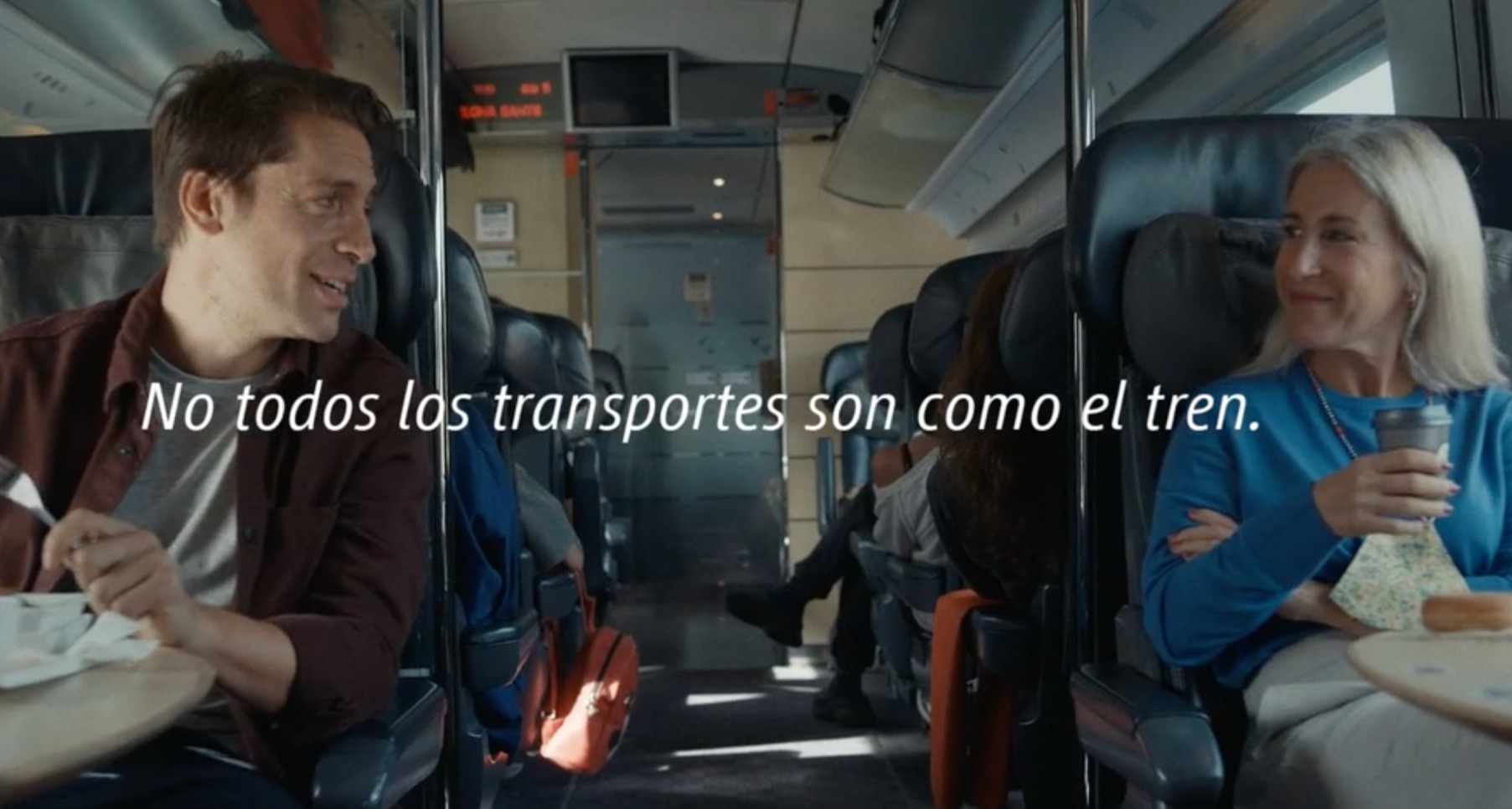 anuncio de renfe con dos pasajeros sentados en el tren