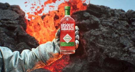 Botella de Absolut Tabasco con un volcán de fondo