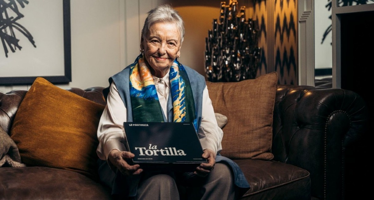 la abuela de Cuéntame con una caja de tortilla de La Martinuca