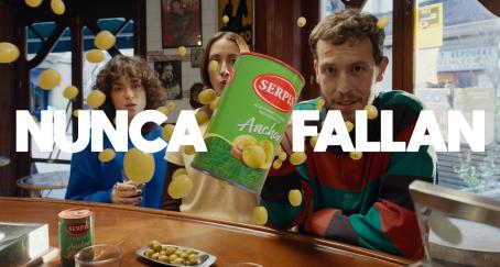 Las aceitunas Serpis recurren al humor cotidiano para destacarse como un aperitivo que “nunca falla” tres amigos en un bar tras el bote de aceitunas serpis