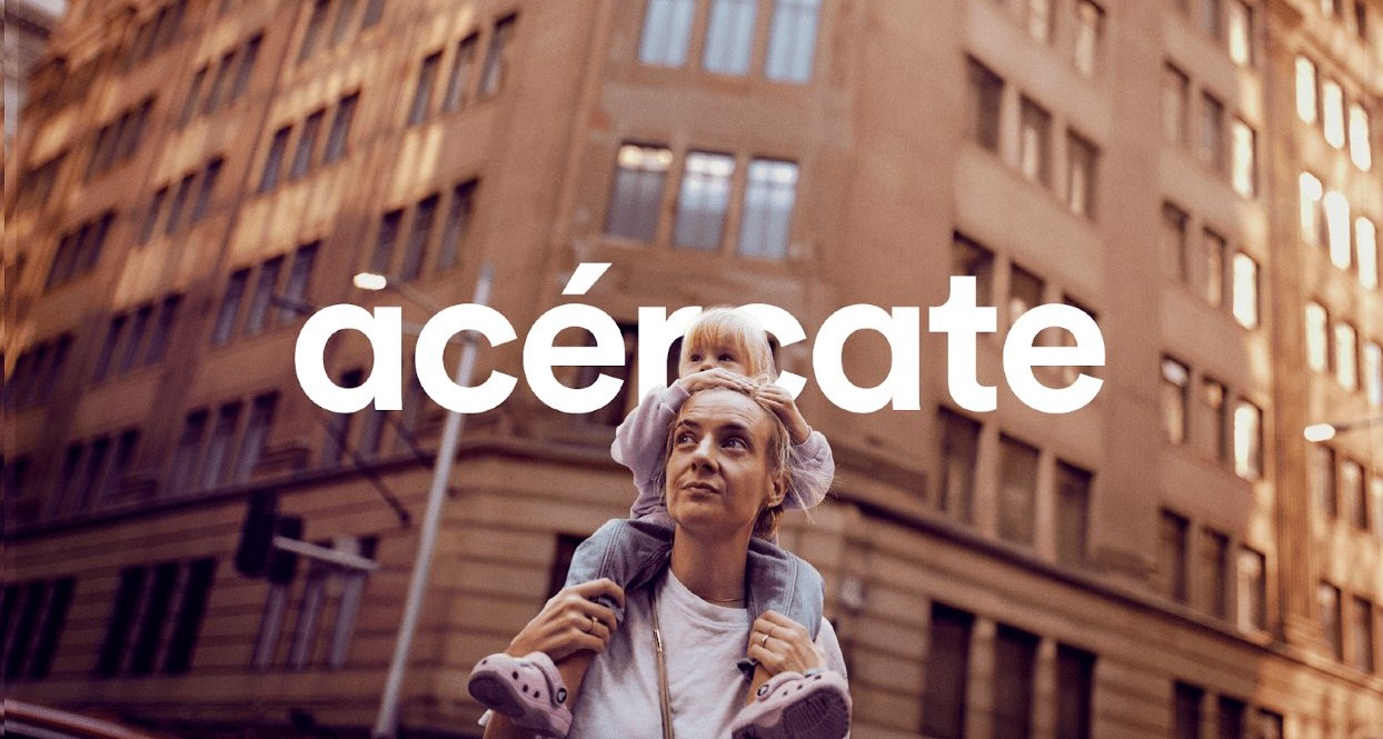 Cabify estrena territorio de marca con “Acércate” y el foco puesto en lo bueno que tienen las ciudades una madre caminando por la calle con su hija a hombros