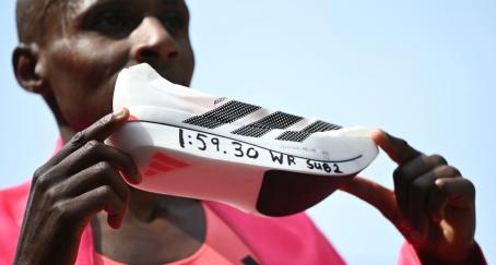 Sabastian Sawe con zapatilla de Adidas