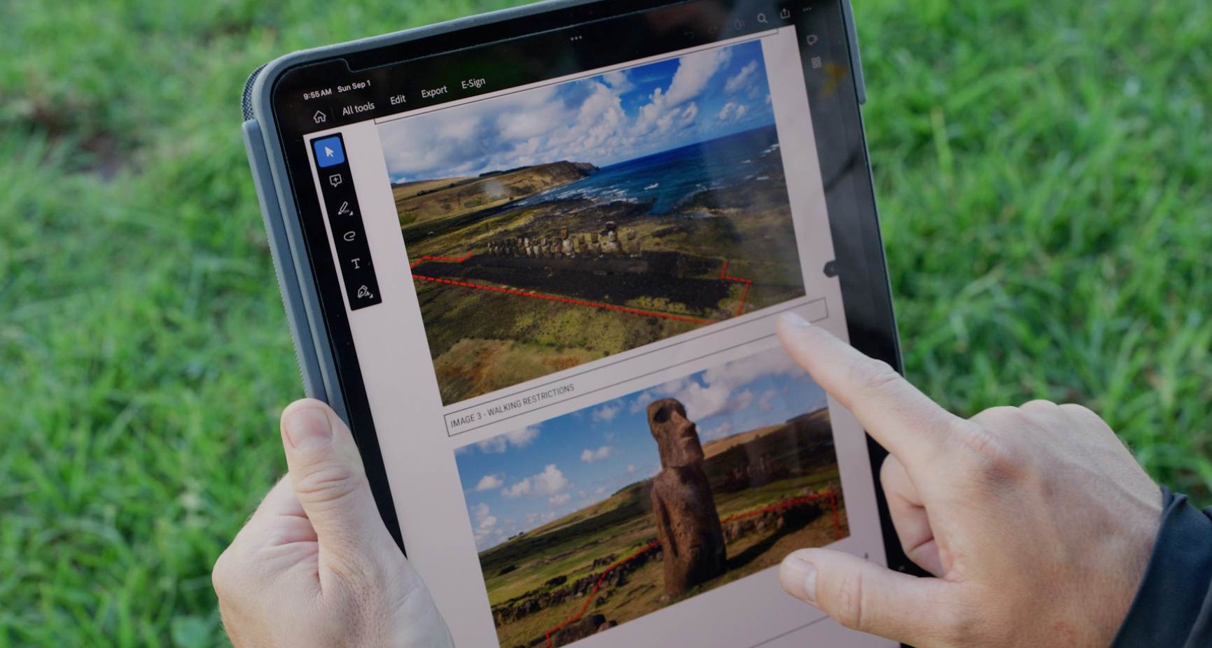 Adobe crea una oferta especial de Acrobat para facilitar los procesos de las ONGs Persona utiliza Adobe Acrobat en una tablet
