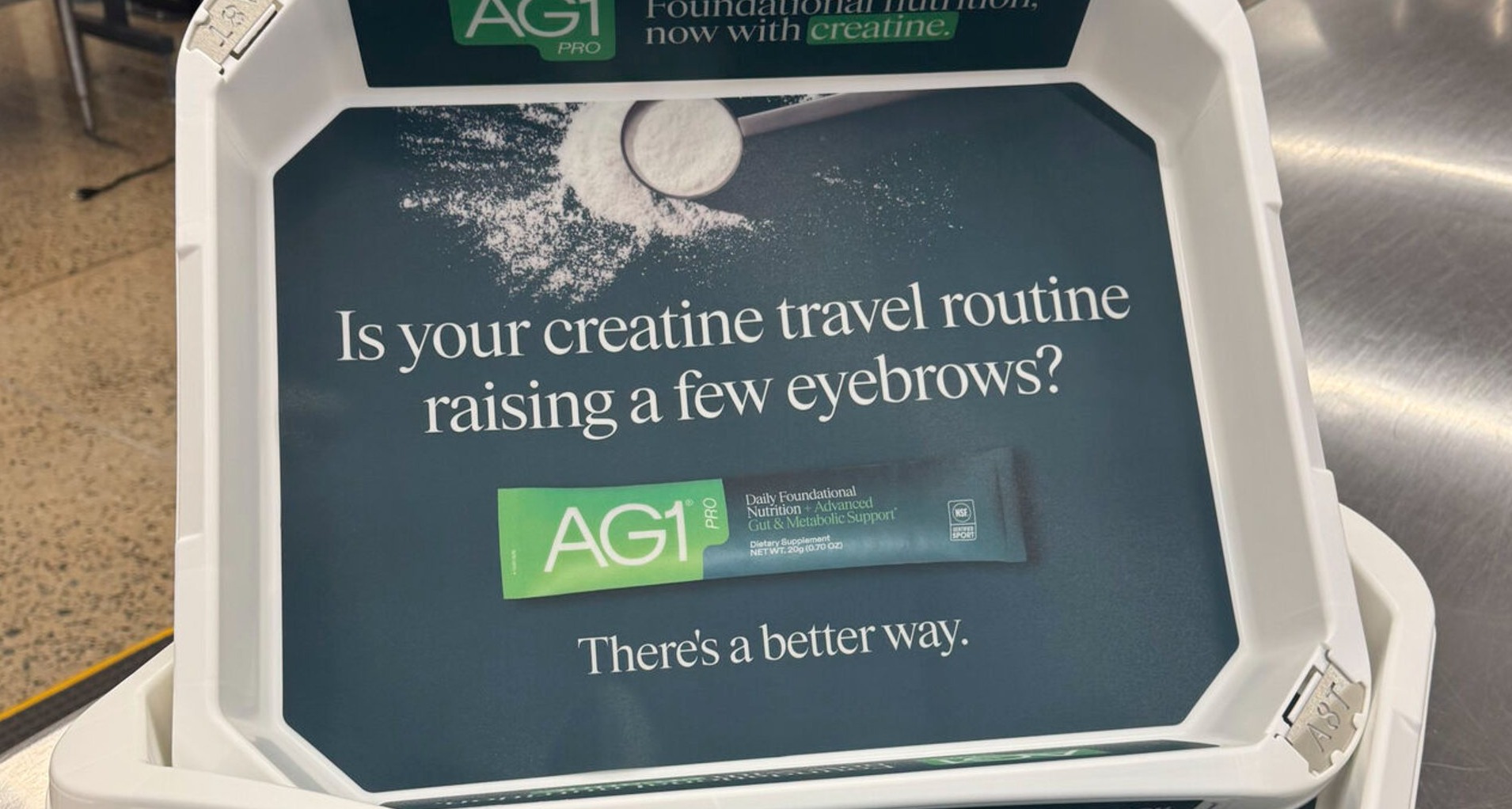 Anuncio de AG1 en bandeja de aeropuerto