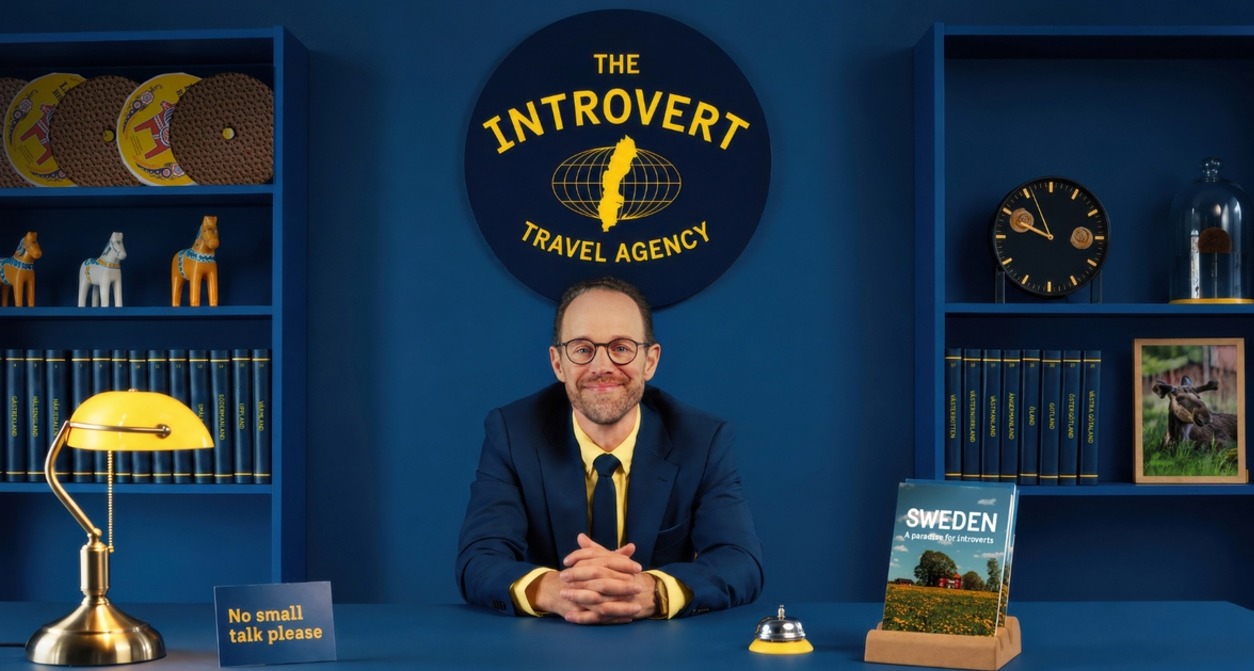 El chico de la agencia de viajes sentado en su escritorio
