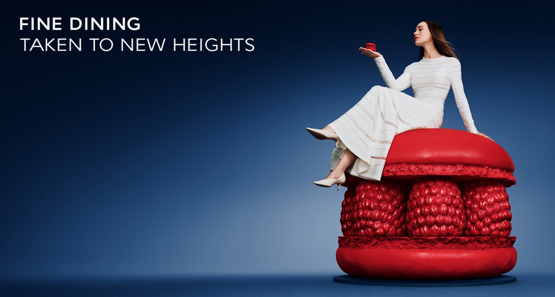 Mujer sentada en un macaron gigante