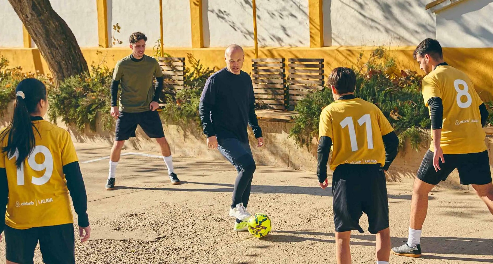 Andrés Iniesta juega al fútbol en un pueblo
