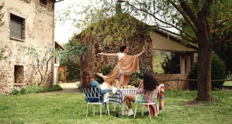 Chicas haciendo teatro en una casa rural