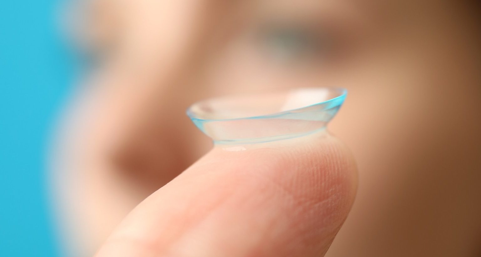 Alain Afflelou compensará en los océanos el plástico empleado en la producción de sus lentes de contacto