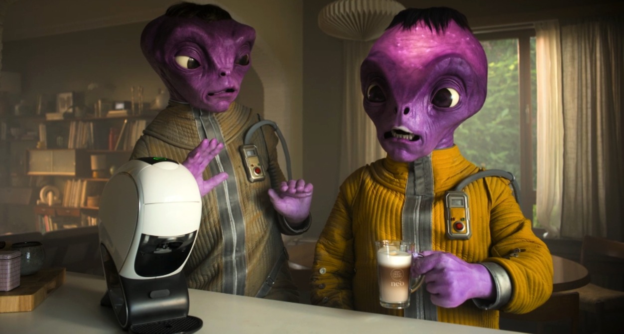 Dos marcianos morados preparándose un Nescafé en una máquina