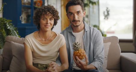 Pareja protagonista de la campaña de Aldi "Canarias, lo nuestro va en serio"