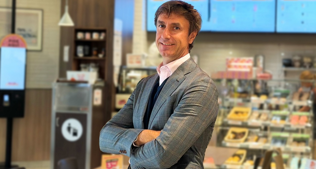 Foto de plano medio de Alejandro Rodríguez en una tienda de Dunkin'
