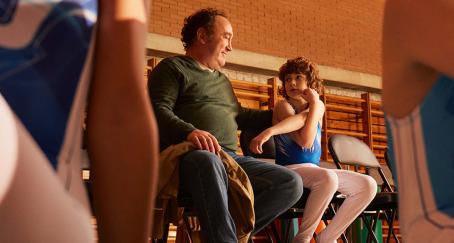 Allianz cambia el tono de la categoría y celebra la valentía cotidiana en su nueva campaña Un hombre con su hijo en clase de gimnasia