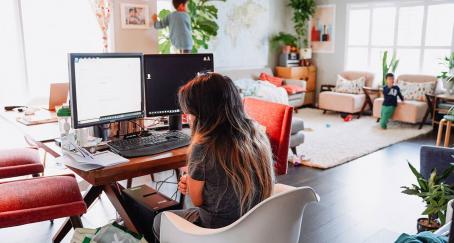 Mujer teletrabajando en casa con niños