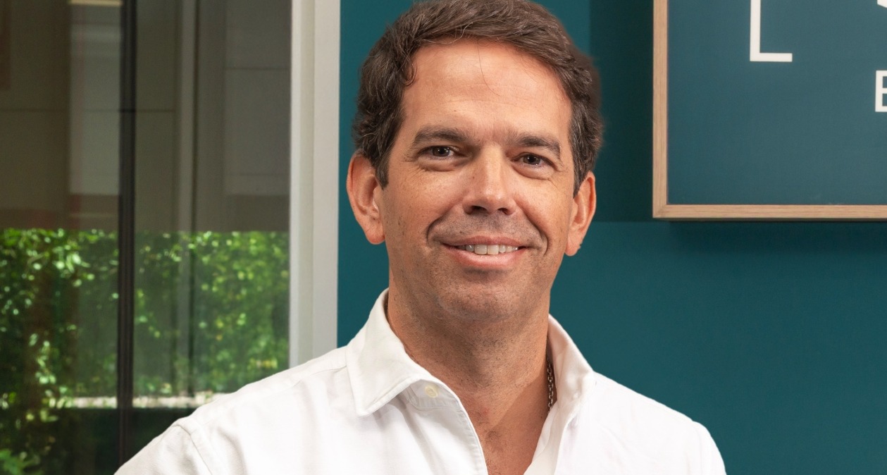 Plano medio de Álvaro de Vicente con camisa blanca
