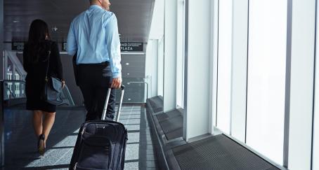 Un hombre de viaje de negocios en un aeropuerto