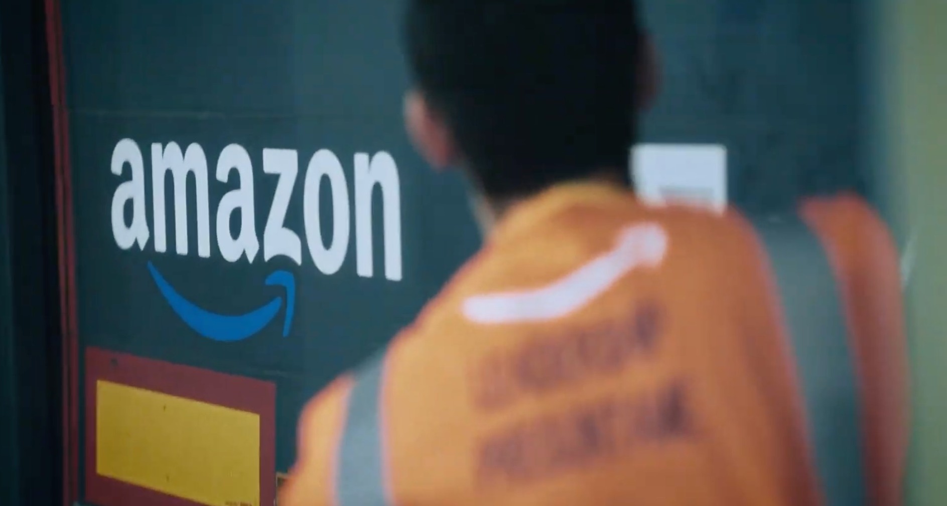 Hombre cargando un camión de Amazon